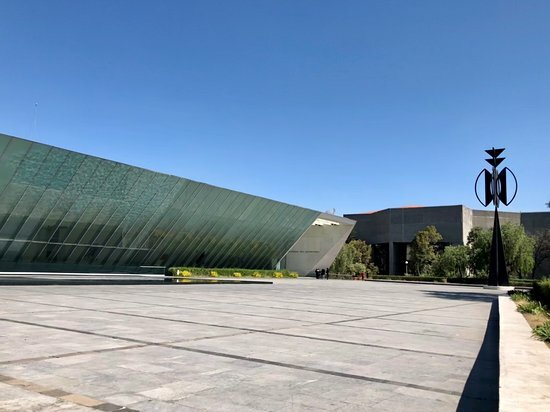 Teodoro González De León