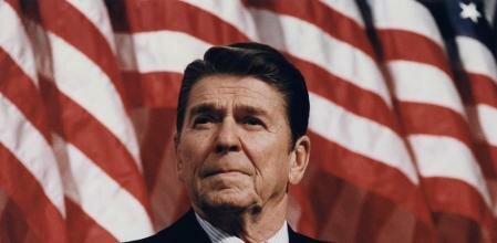 Ronald Reagan llega al poder en los Estados Unidos. Suprimió  políticas a favor  del empleo de las mujeres y las minorías étnicas. Se llevaron a cabo restricciones en el presupuesto federal mediante recortes a la ayuda social. Redujo impuestos a los ricos