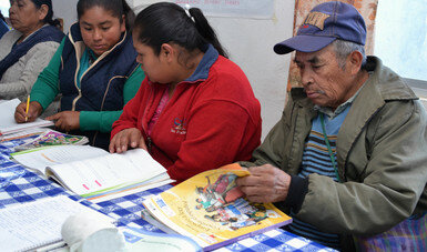 Alfabetización a población adulta