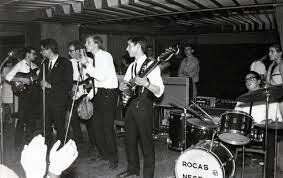 La música popular y el tango desplazan a la ópera fundacional y las orquestas se convierten en estrellas de la versión radial.