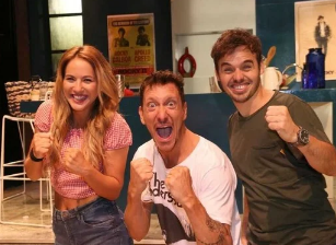 Comienza la obra de Teatro.