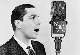 Carlos Gardel canta en nueva York y desde los estudios de radio en buenos aires tocaban los guitarristas&nbsp;