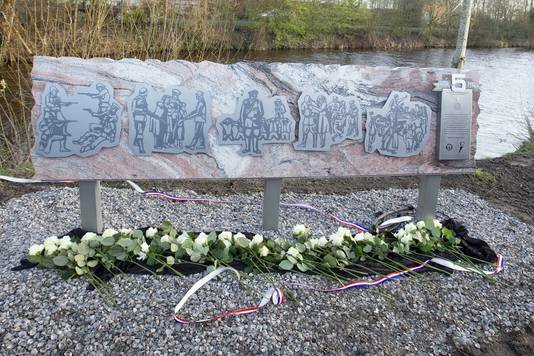 Bevrijdingsreliëf aan het Zwolse kanaal