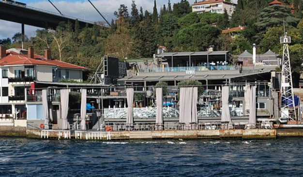 Tiroteo en club nocturno en Estambul.