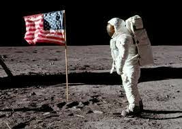 los americanos les mojaron la oreja enviando una nave tripulada a la luna (apolo XI).