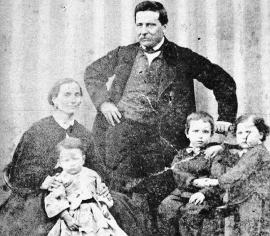 MUOIONO LA MADRE, UNA SORELLA E DUE FRATELLI DI PASCOLI