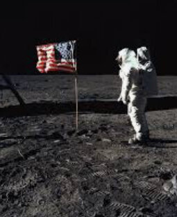 El hombre pisó la luna