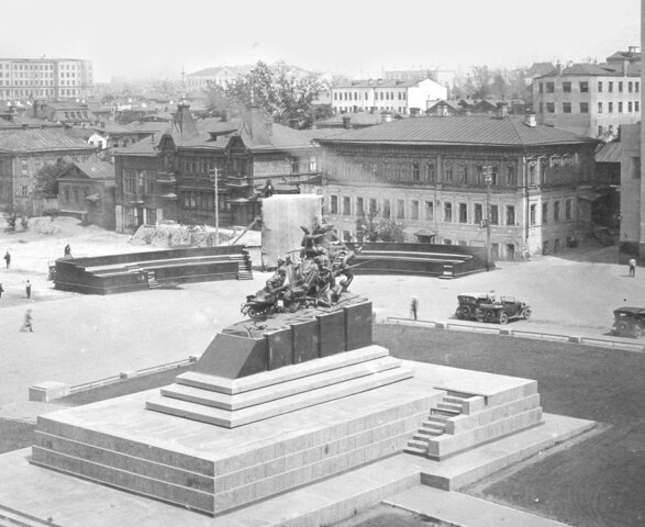 Установлен памятник Чапаеву около Драм. театра