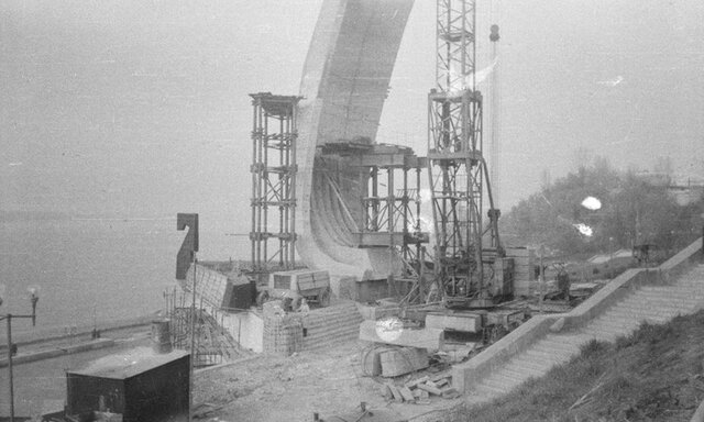 к 400-летию города Самары на набережной установлена стела "Ладья"