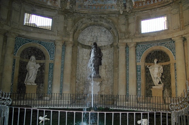 -70: Grotto of Moses by Ammanati. Palazzo Pitti, Florence.