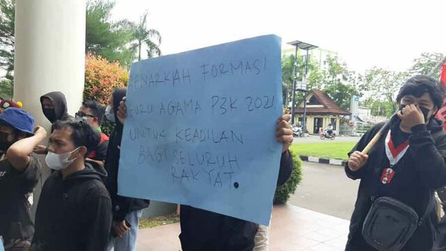 REKRUT GURU AGAMA DI KABAR DINIAI DISKRIMINATIF