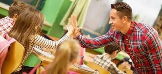 Se incentiva el aprendizaje de los "maestros", en base a una construcción del conocimiento.