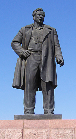 Памятник Виктору Петровичу!