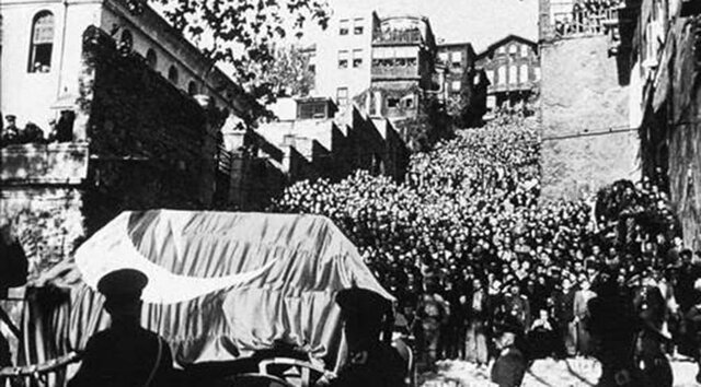 Dolmabahçe Sarayında gözlerini kapadı.