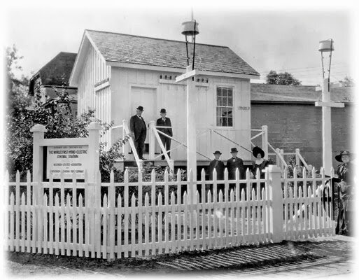 La primera planta de energía hidroeléctrica en Vulcan Street en Appleton Wisconsin, proporcionó alrededor de 12.5 kW de electricidad