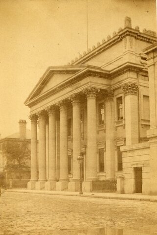 la fondation de la première banque