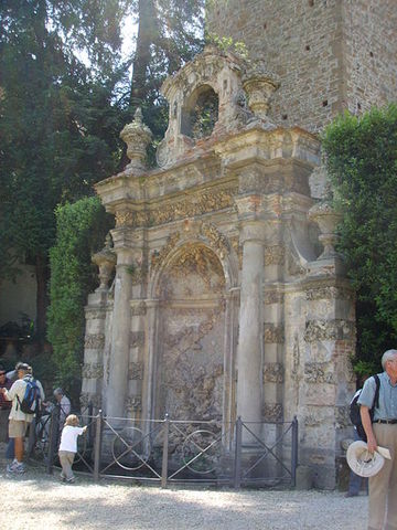 -1644. Fountain with niche-grotto. Palazzo Frescobaldi, Florence.