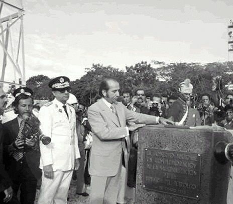 El Presidente Venezolano Carlos Andrés Pérez Nacionaliza El Petróleo