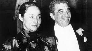 Se casa y publica un libro