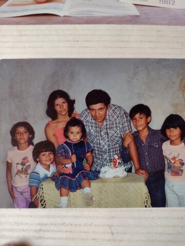 Sus 5 hijos y esposo