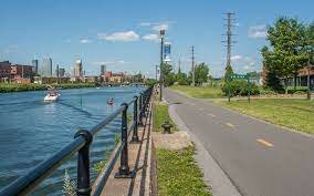 La création du premier canal