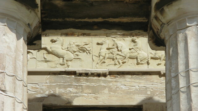 Phidias resculpte le Parthénon et la déesse Athéna pour l'Acropole