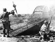 Een poging om in september 1944 de grote rivieren over te steken eindigde in een voorlopige nederlaag van de geallieerden tijdens de slag om Arnhem(Market-Garden
