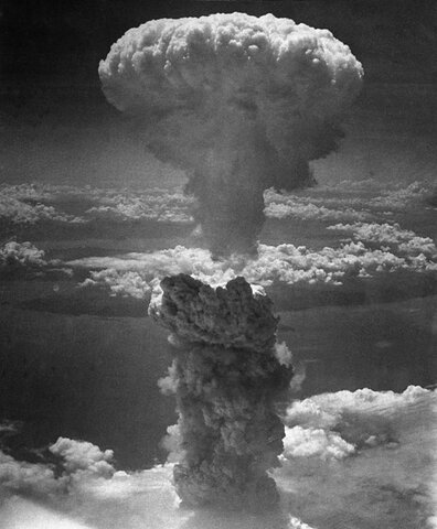 Estados Unidos lanza bomba nuclear en Nagasaki.