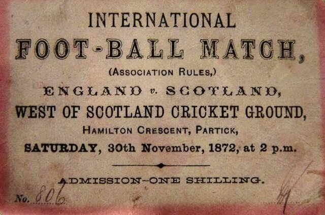 Se disputa el primer partido oficial entre selecciones