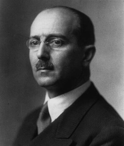 Hans Kelsen escribe la Teoría General del Derecho y del Estado, y hace la las teorías sobre la revisión de poderes.