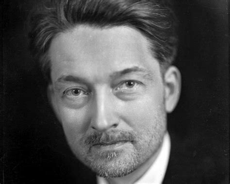 Jaques Maritain Publica el hombre y El Estado.