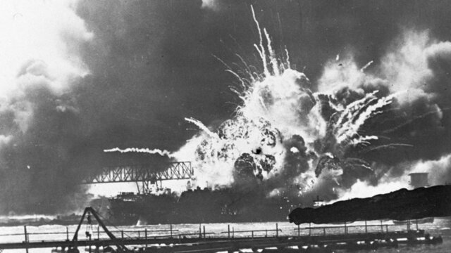 Japan doet een verassingsaanval op Pearl Harbor