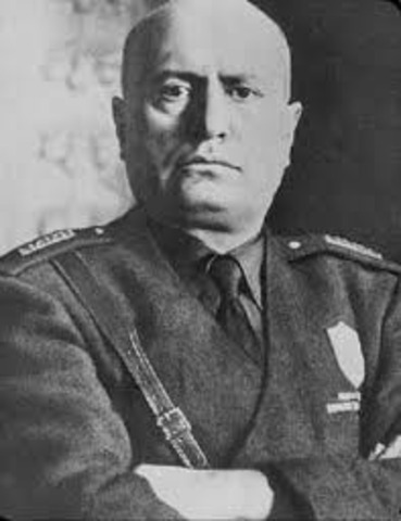 Mussolini funda el Partido Fascista.