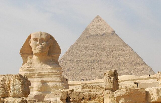 La piramide del faraone Cheope e la Sfinge a Giza