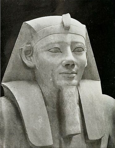 Statua del faraone Sesostri