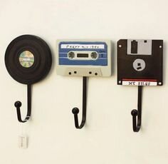 Se industrializa la placas de baquelita y circuitos y crean productos