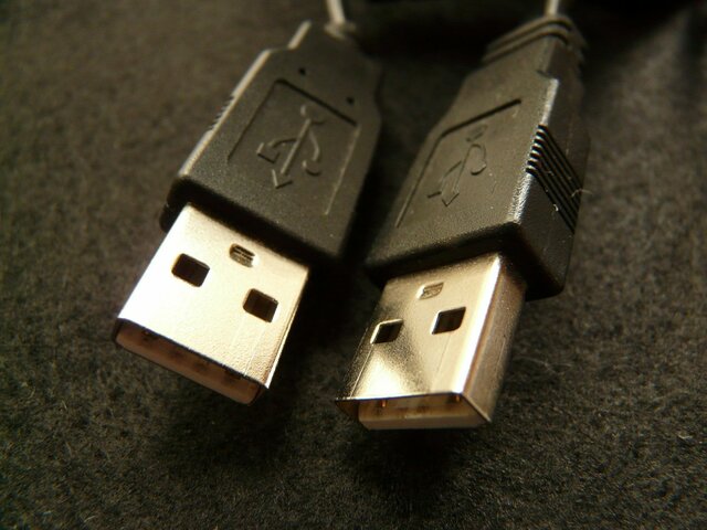Primer cable USB
