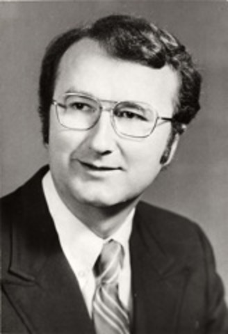 Frohnmayer resigns from the NEA