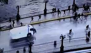 Carabinero arroja a joven manifestante al río Mapocho