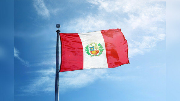 6) Establecimiento de la primera bandera y escudo del Perú