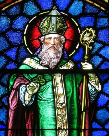 Saint Patrick arrives to Ireland