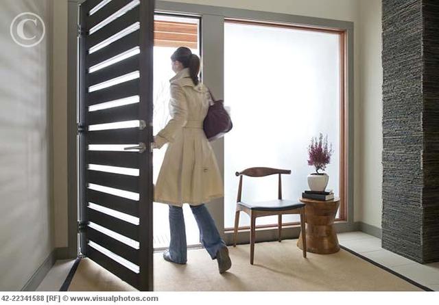 Mi madre y padre van al trabajo a las ocho de la manaña.