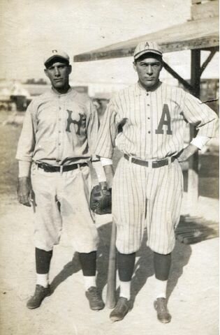 Dos  jugadores cubanos blancos jugaron para los Cincinnati  Reds