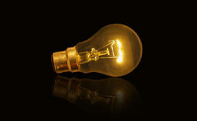 THOMAS EDISON INVENTA LA LAMPADINA ELETTRICA.