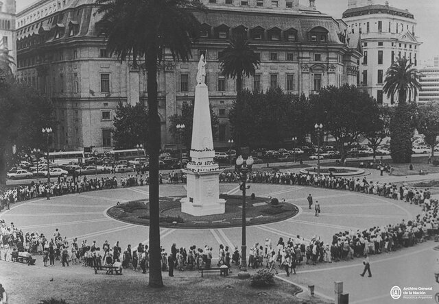 Surge el movimiento de madres de plaza de mayo.