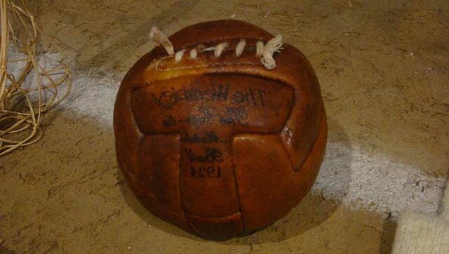 EL PRIMER BALON DE FUTBOL