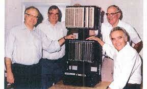 Primer controlador programable (plc) que regula la producción