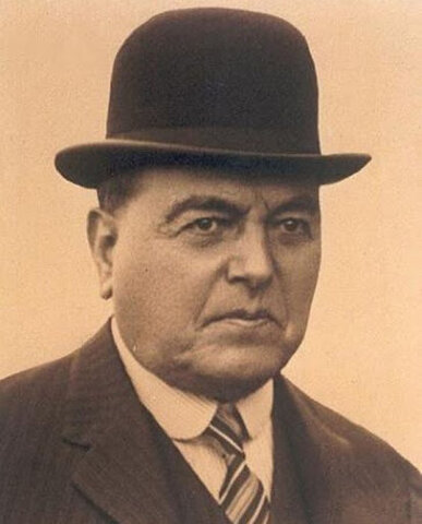 Hipólito Yrigoyen asume