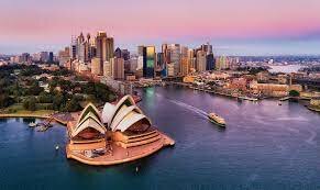 En Victoria, Australia, los docentes rurales de primaria comenzaron a recibir temas de ED por correo.