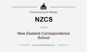 La New Zeland Correspondence School inició sus actividades con la intención inicial de atender a niños aislados o con dificultades para acudir a las aulas convencionales. A partir de 1928 comenzó a atender también a estudiantes de secundaria.